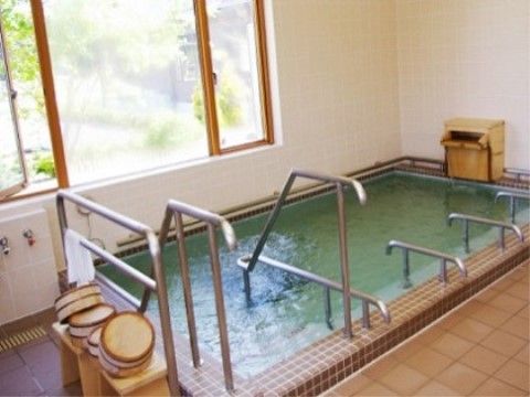「あさかの杜ケアコミュニティそよ風」の浴室。桶や木製椅子など、懐かしさ感じられる浴室である。