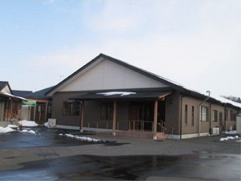 「あさかの杜ケアコミュニティそよ風」の外観。平野建ての三角屋根が特徴の施設になっている。