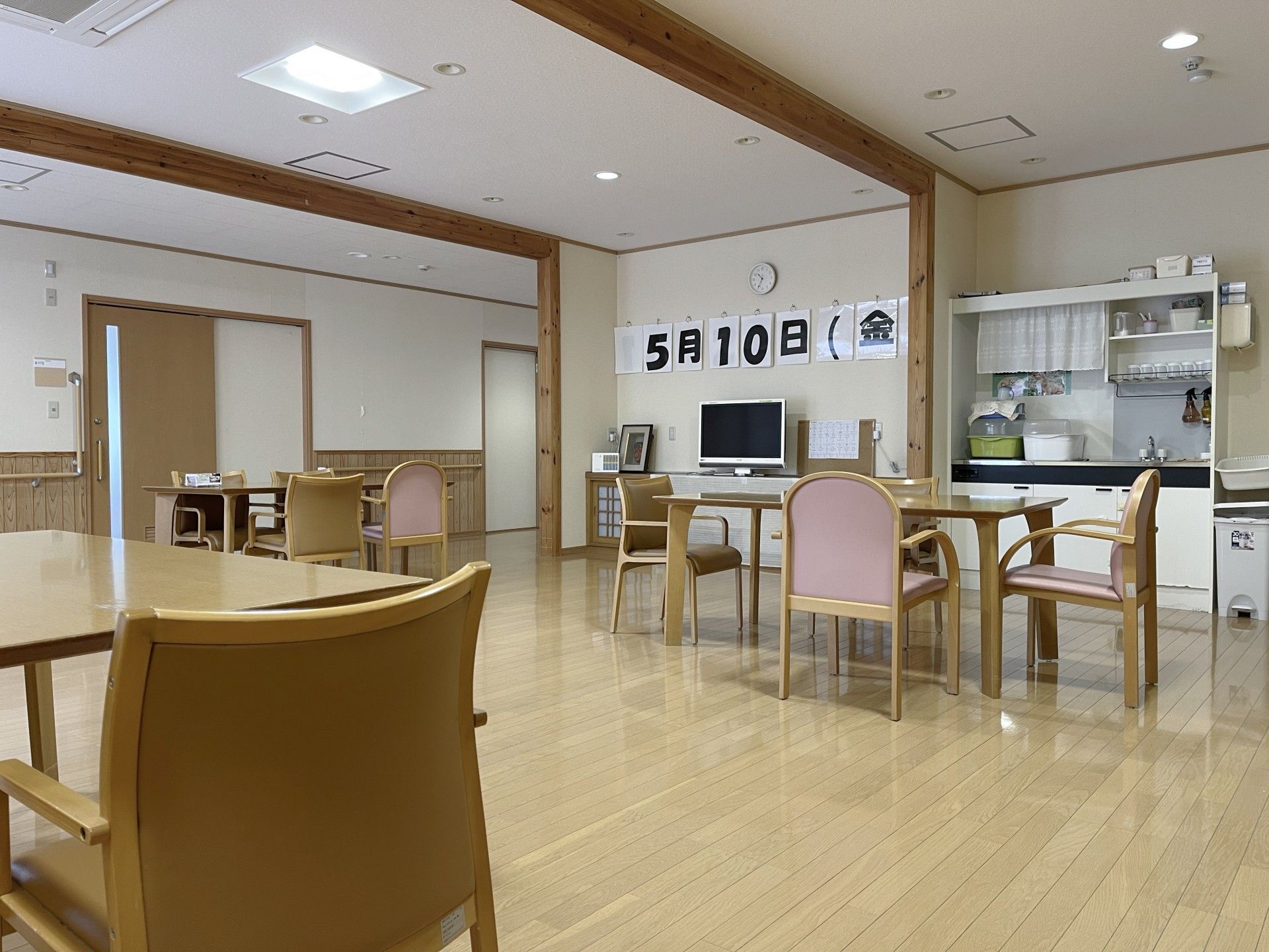 屋外で子供と寄り添って、楽しそうに笑っている入居者様