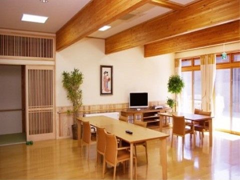 「あさかの杜ケアコミュニティそよ風」の共有スペース。冬場は寒く感じられないよう、床暖を設置している。