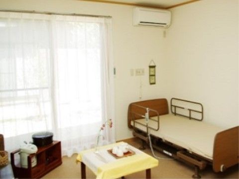 「あさかの杜ケアコミュニティそよ風」の居室。インテリアを自由に家具を設置することができる。