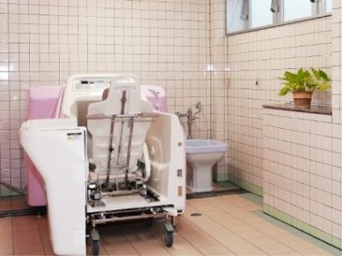 専用の椅子に座ったまま浴槽に入れる特殊浴槽。一度の入浴でお湯を張りかえるタイプなので、衛生面でも安心して入浴していただける。