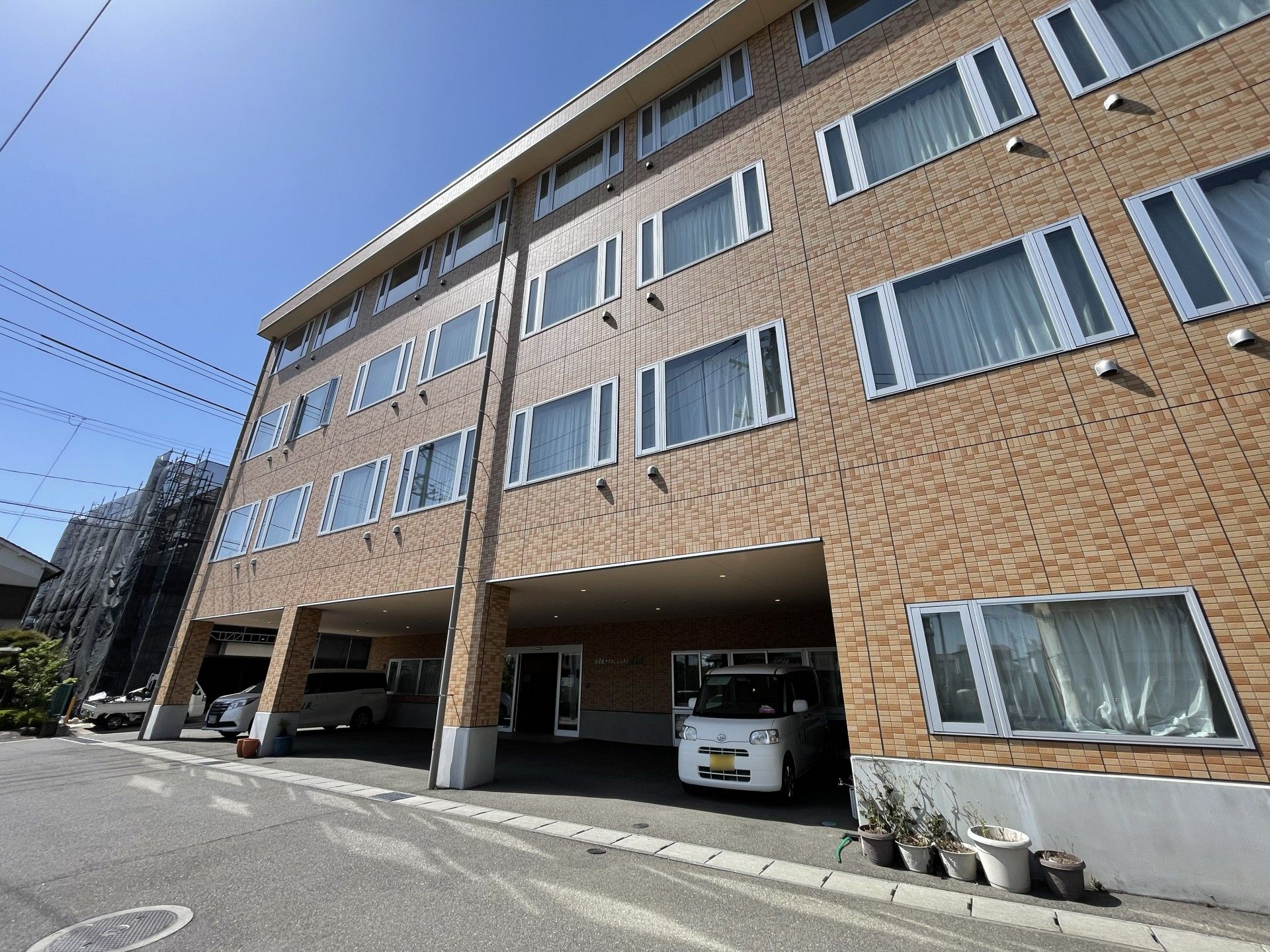 明るい外観の建物入口