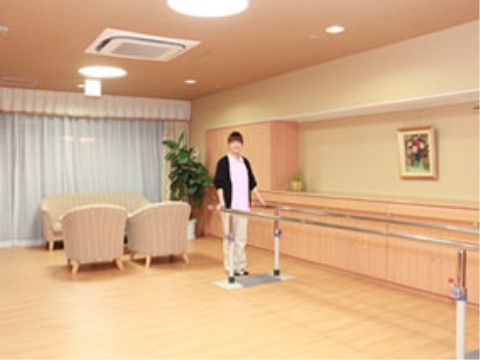 「太田駅前ケアパークそよ風」の多機能ホール。訓練室として使用されている。