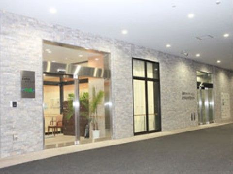 「太田駅前ケアパークそよ風」のエントランス。自動扉を兼ね備えている。