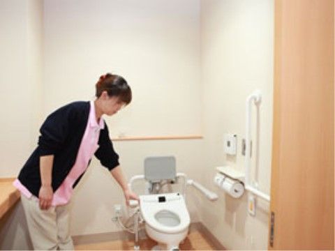 「太田駅前ケアパークそよ風」の居室。左右に介助手すりを設置している。