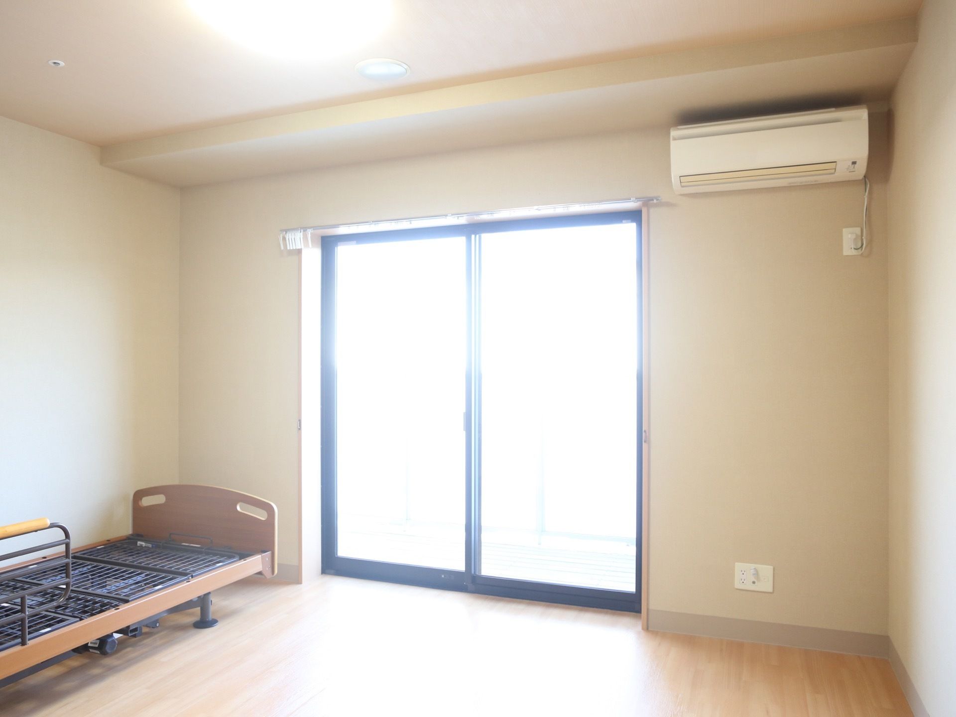 部屋はフローリングでできており、車椅子でそのまま入ることが可能になっている。窓も大きく日差しがたくさん入る作りになっている。