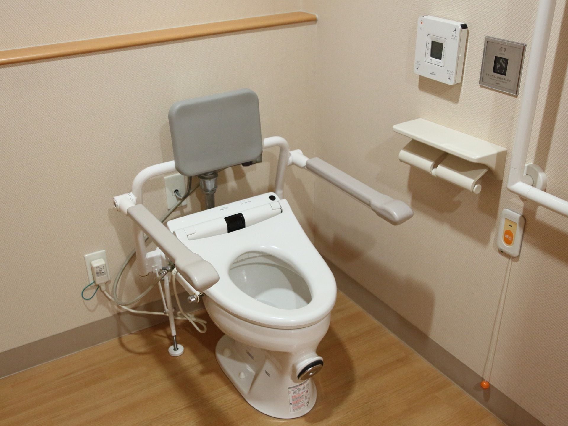 トイレそのものは、一般家庭に設置されているものと大差はない。肘掛が付いているので、座った際には楽に使用することができる。