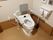 肘掛と背もたれの設置されたトイレが用意されている。トイレ自体は、一般家庭のものと変わらないので、違和感なく使用できる。