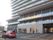 大型マンションを思わせるような外観は、非常に目立つものになっている。駐車場も広いため、送迎が楽に行えるようになっている。