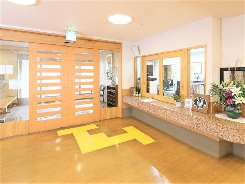 さいたまケアコミュニティそよ風のエントランス。明るく清潔感溢れるこちらの空間は、初めてご来訪される方も入りやすい雰囲気です。
