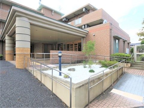さいたまケアコミュニティそよ風の外観。車いすでのご利用も安心して行えるスロープのついたエントランスとなっております。