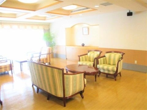さいたまケアコミュニティそよ風の共有スペース。毎日沢山のご入居者でおいに賑わう、楽しいお食事となっております。