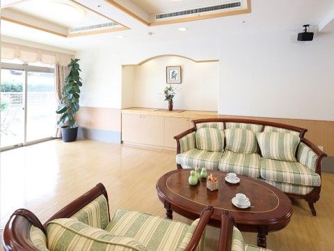 さいたまケアコミュニティそよ風のラウンジ。お散歩のご休憩や、ご入居者同士でのご歓談などをお楽しみいただける最適の空間です。