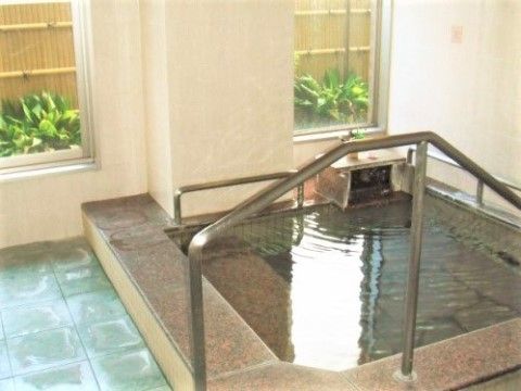 さいたまケアコミュニティそよ風の浴室。転倒防止の手すりや、専用の床材を使用しておりますので、安心・快適なご入浴が出来ます。