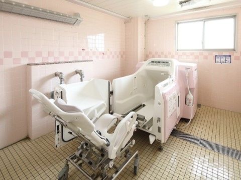 さいたまケアコミュニティそよ風の介護浴室。充実した浴室環境を整えております。ご負担の少ないご入浴が出来ます。