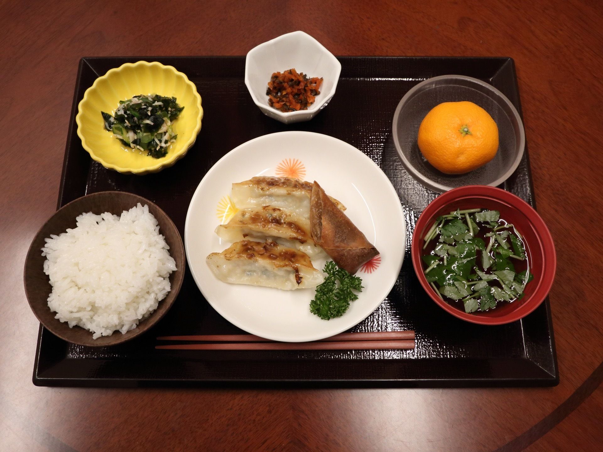 食事の様子。主食、副食、汁物と果物がお膳にのっている。季節毎の旬の食材を活かした食事内容となっている。