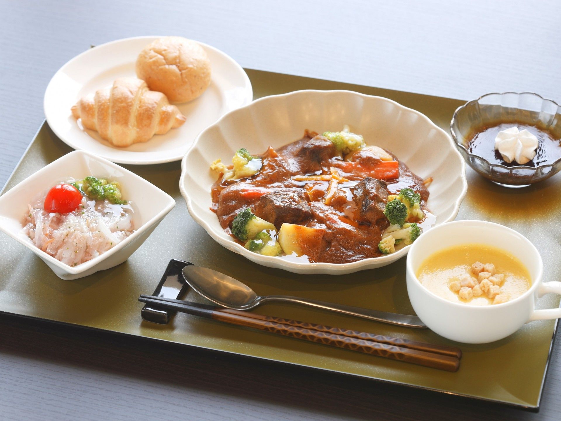 納豆とごはんと味噌汁のセットが付いた和食