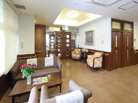 「戸田ケアコミュニティそよ風」の談話室。2人用や1人用の2脚のソファーが置かれている。