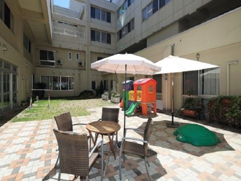 「戸田ケアコミュニティそよ風」の中庭。ティータイムをしながら、入居者様同士で歓談ができる。