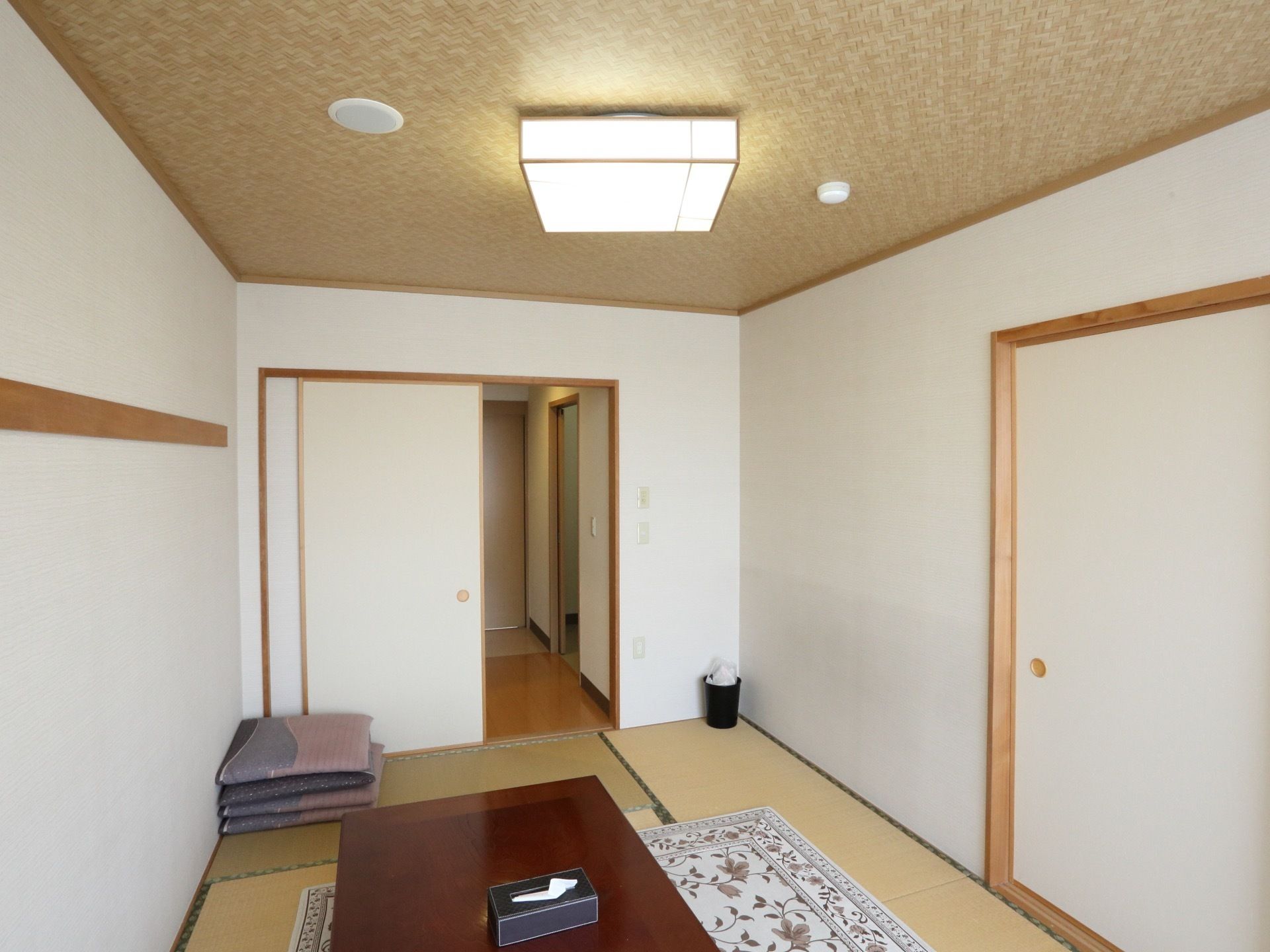 完全個室となっている和室の中央にはテーブルが置かれており、その下には小さめの絨毯が敷かれている。座布団が隅に用意されている。