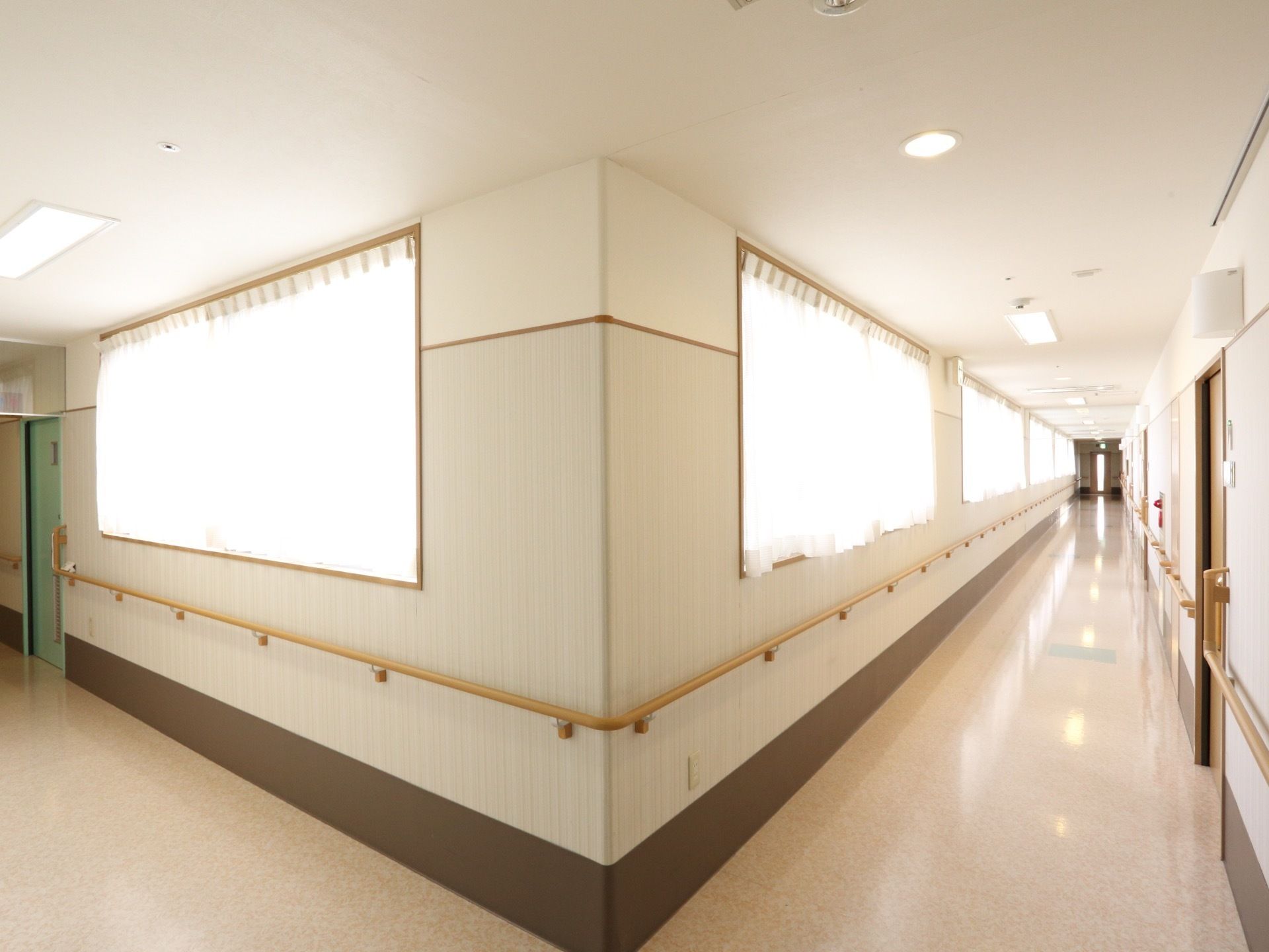 通路には大きな窓がたくさん取り入れられており、光と空気の通りが大変よい。幅が広いので、人がすれ違う際もストレスがない。