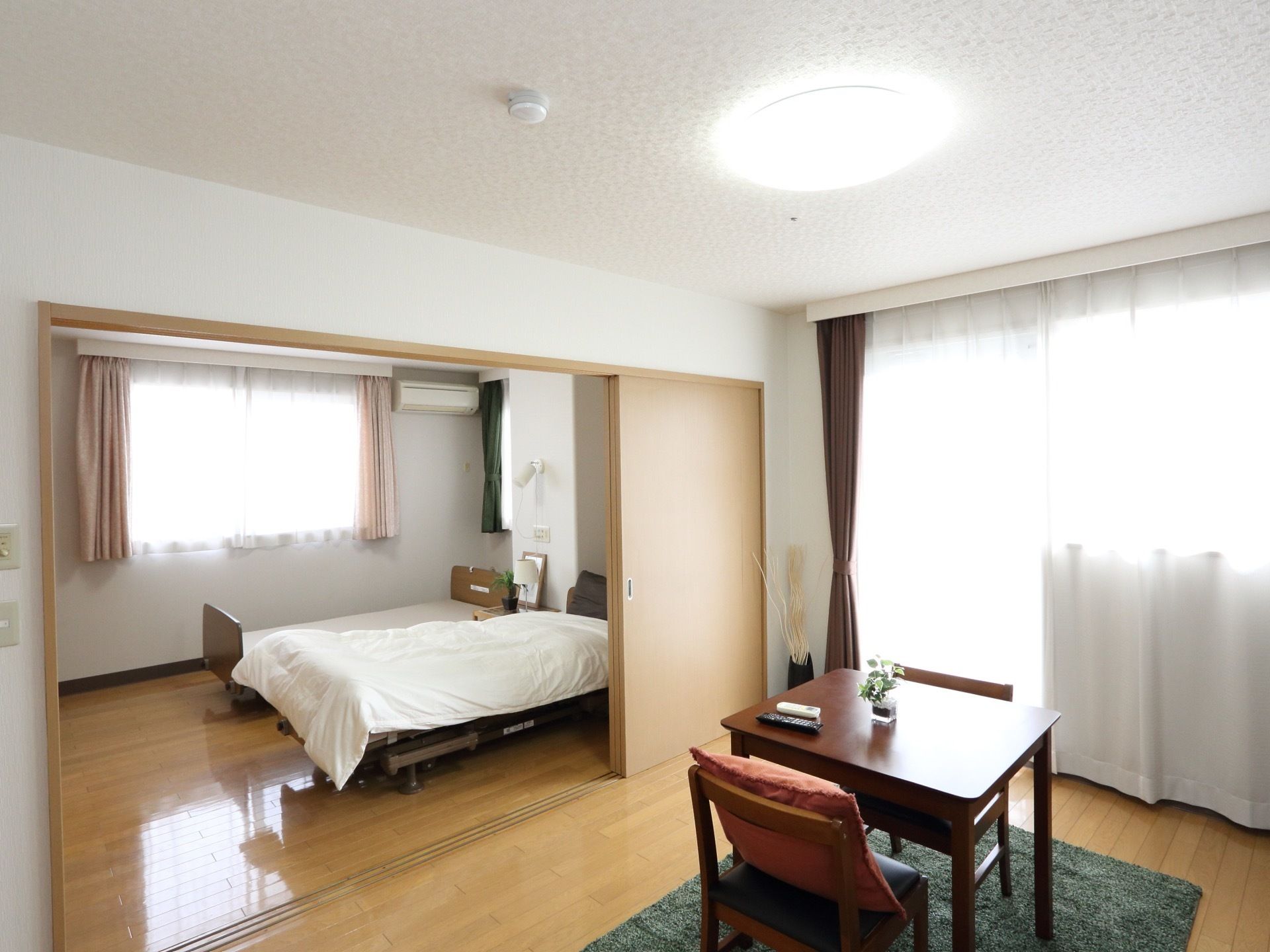 二人部屋は寝室とリビングルームに別れており、自宅で過ごすような快適な空間となっている。両部屋とも大きな窓が付いており、陽光がたくさん入る。
