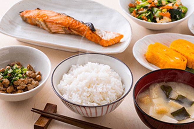 焼き鮭と納豆、厚焼き玉子とごはんと味噌汁のセット