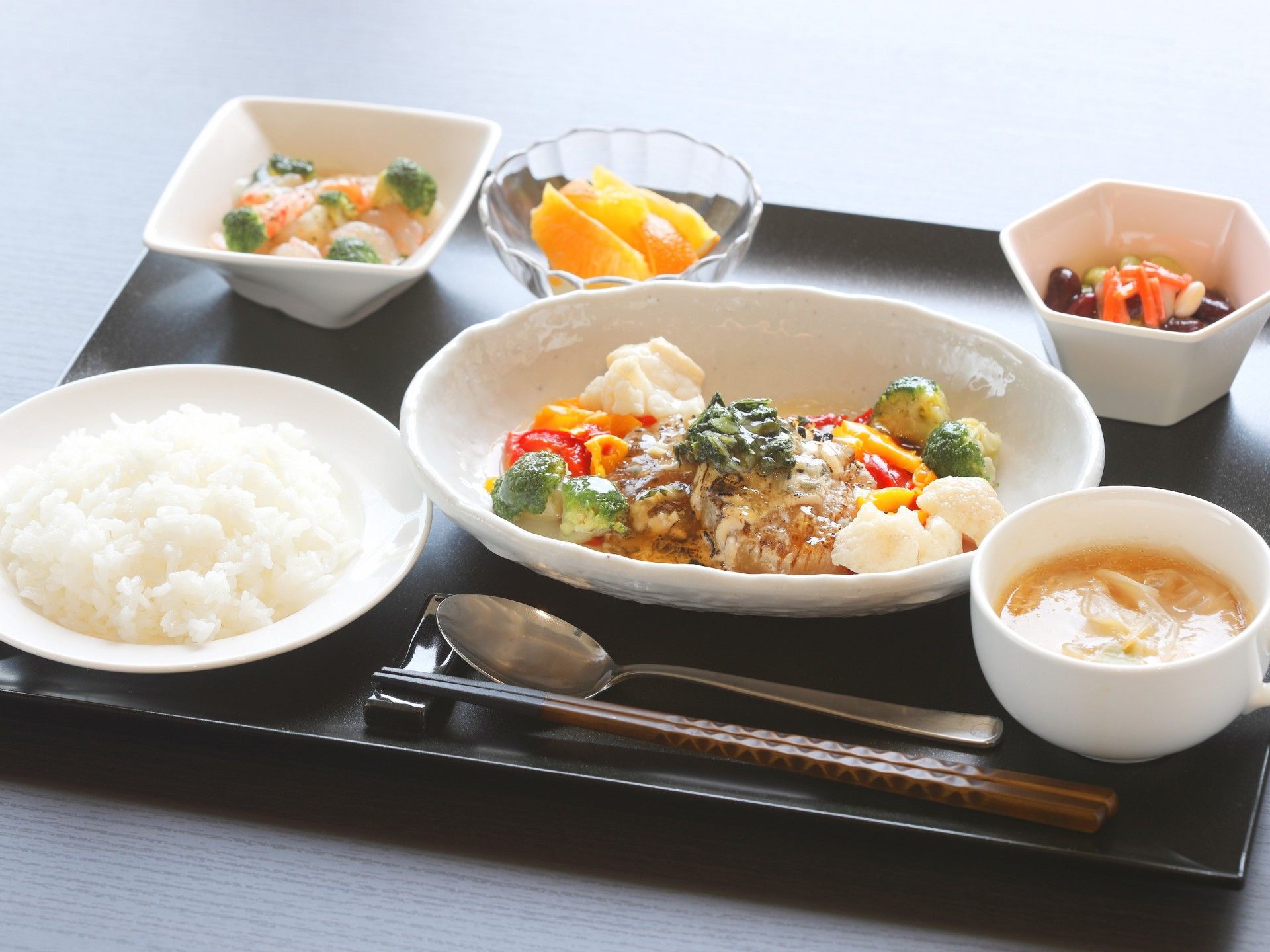 毎日のお食事が楽しみになるような、見た目も味もおいしいメニューを栄養管理士が考案している。食材の柔らかさや大きさなどにも配慮されている。