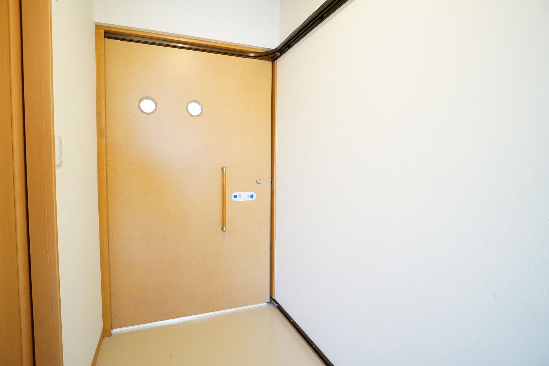通路に段差が無く、出入口のドアが引き戸になっている居室
