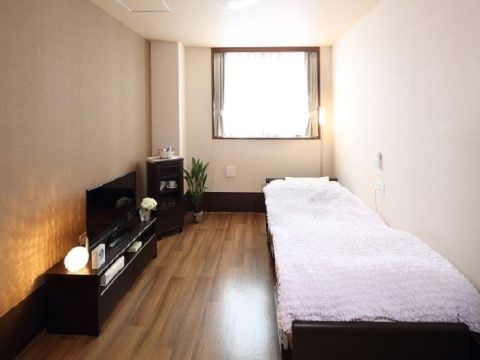「朝霞ケアパークそよ風」の居室。深みのあるフローリングで、クッション性を施した居室である。
