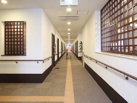 「朝霞ケアパークそよ風」の廊下。廊下には、障害物を置くと邪魔になる為に置いていない。