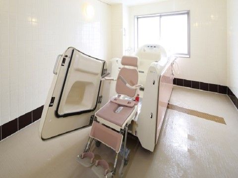 「朝霞ケアパークそよ風」の機械浴室。臥位浴や座位欲といった介護度の高い方でも入浴ができる。
