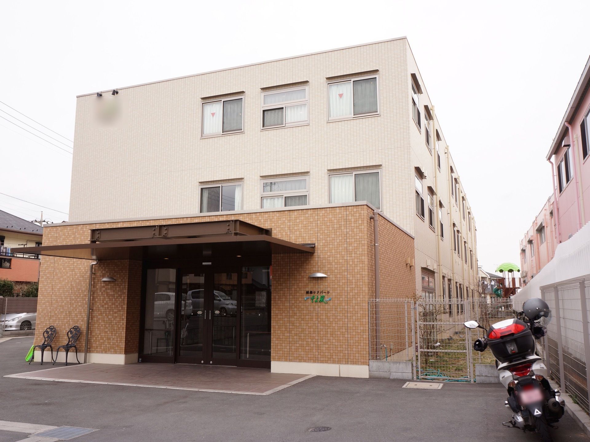 鉄骨造地上3階建の施設である。玄関には、大きなひさしが設置されている。駐車スペースが建物前に設けられている。