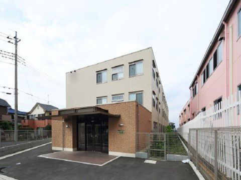 深いひさしが特徴の、閑静な住宅街に位置する当施設の正面玄関