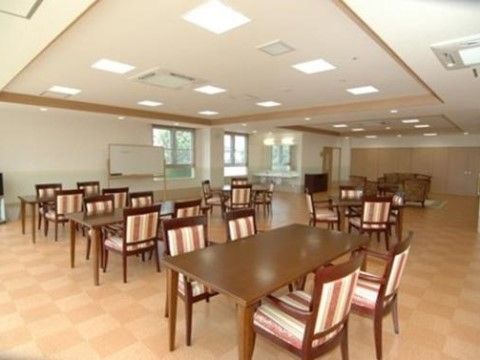 「鎌取ケアコミュニティそよ風」の食堂。広々とした開放感のある食堂。