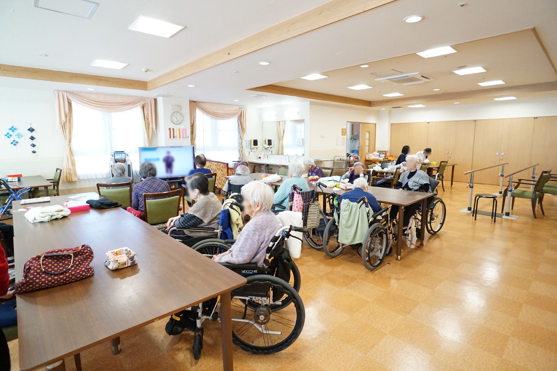 テーブルと椅子が多く設置されている共有スペース