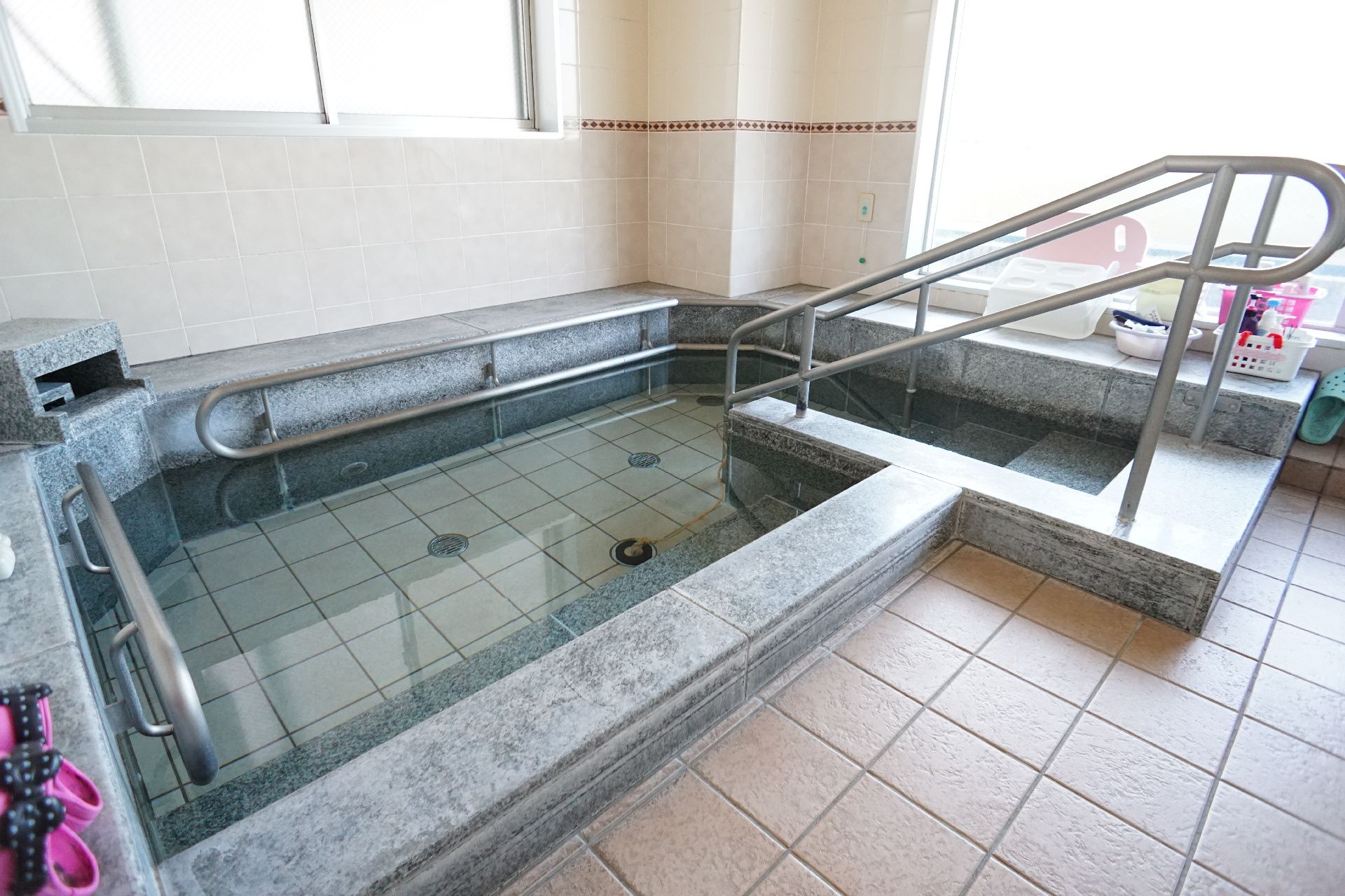 介護入浴用機器があり、入居者に配慮した浴室