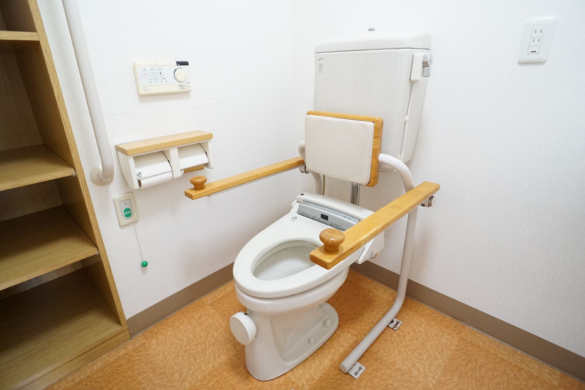 手すりが設置され、床に段差がほとんどない居室にあるトイレ