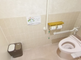 バリアフリーの広々としたトイレ空間