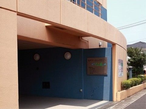 介護車両も入りやすい広さの駐車スペースを確保しており、車椅子をご利用の方の乗降や出入りもスムーズに行っていただける。