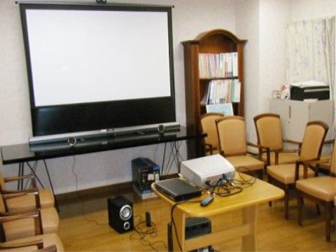 シアタールームがあり、往年の名作や、最近の話題の映画などを入居者様皆様で集まって楽しんでいただける。