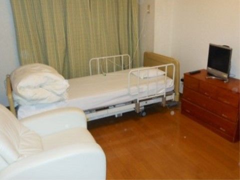 居室には、介護ベッドやソファ、テレビボード収納などが備えつけられており、入居者様のペースで快適にお過ごしいただける。
