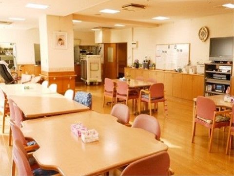 共有スペースには多くの机やいすがあり、入居者様が集まっておしゃべりをしたり、創作活動をしたりして楽しくお過ごしいただける。