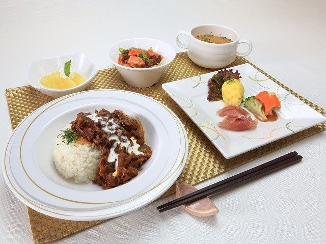 足立ケアコミュニティそよ風の食事。おかずも充実した栄養バランスが考えられた料理を提供している。