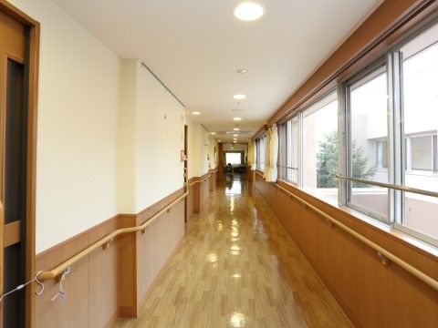 「石神井クラシック・コミュニティそよ風」廊下。左右に掴まれる介助手すりを設けている。