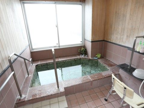 「石神井クラシック・コミュニティそよ風」浴場。銭湯と変わらない、石の湯船を採用している。