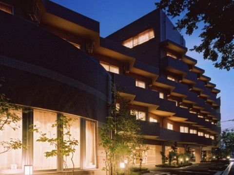 「石神井クラシック・コミュニティそよ風」の外観・夜。間接照明が、鮮やかに発光する。