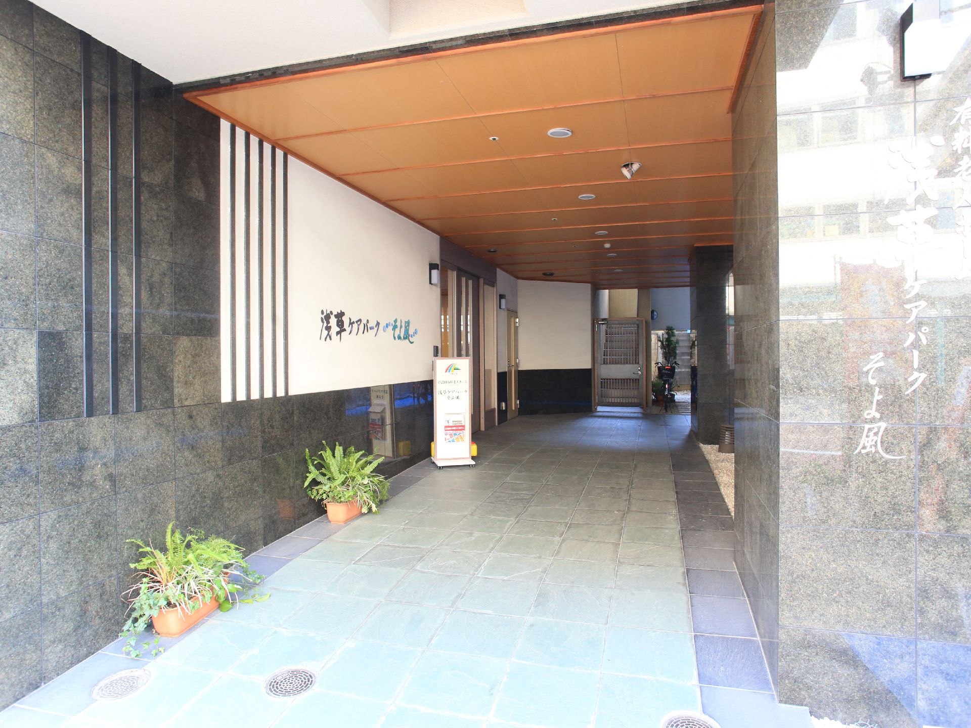 10階建てのベージュ色を外観に纏っている。