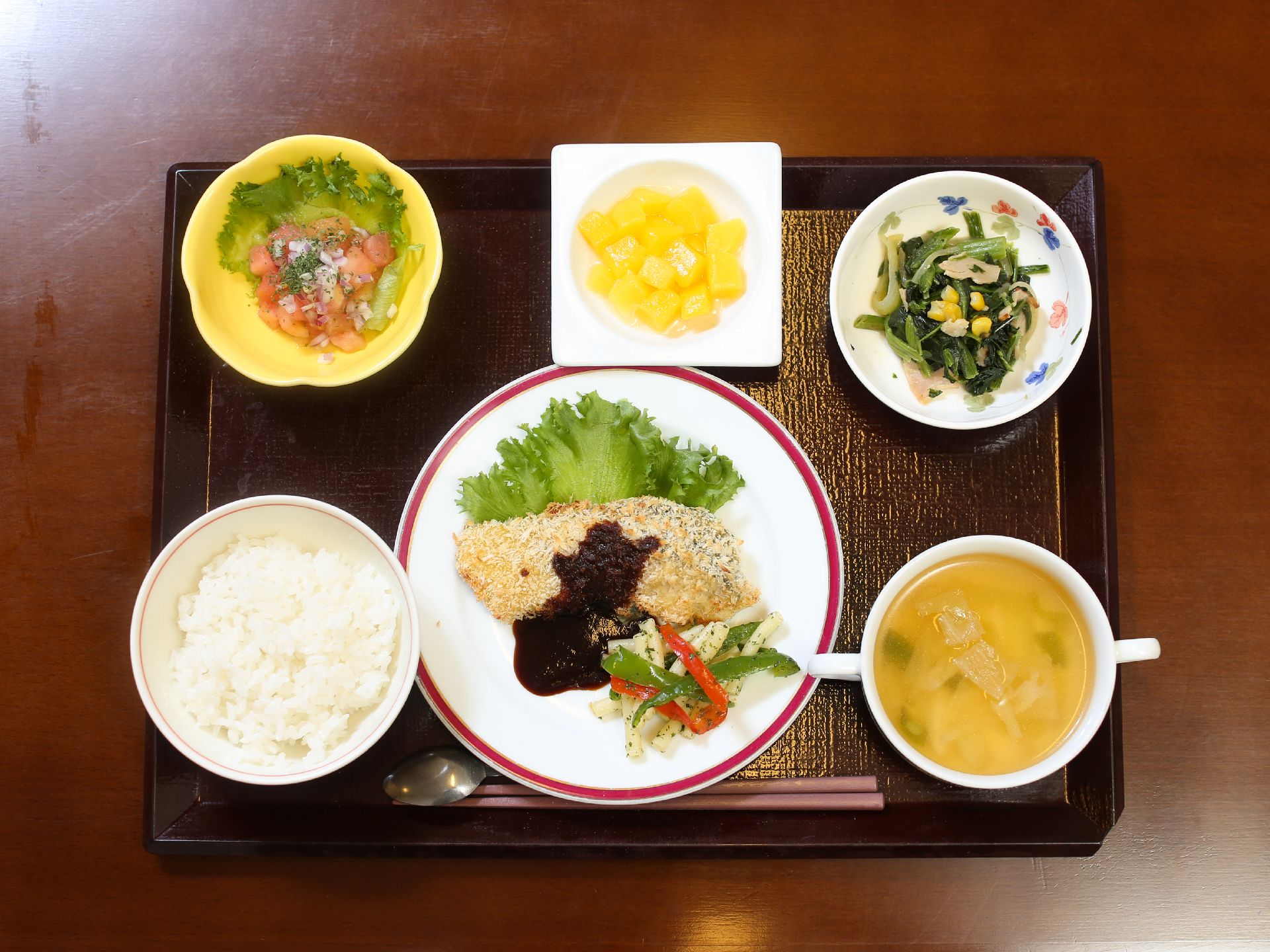 フィッシュフライの洋食のお食事。